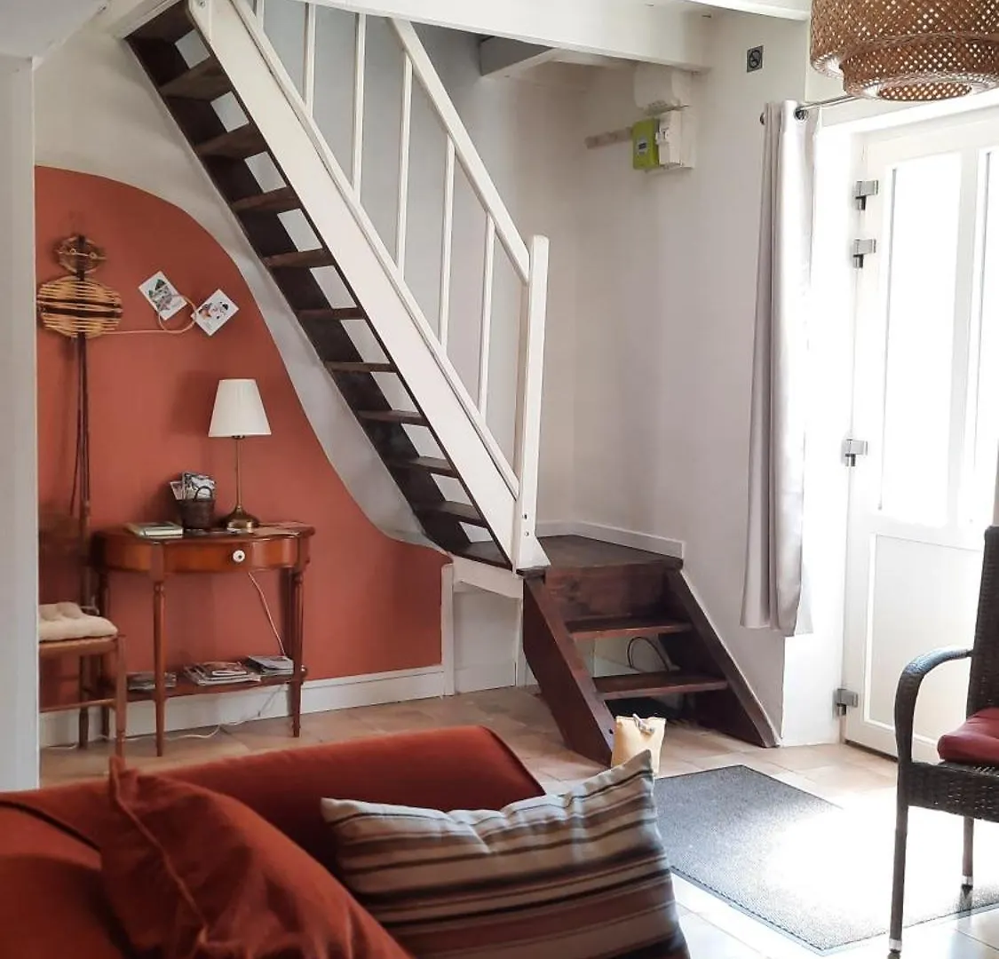 La Petite Maison Dans Le Village Lafrançaise Сasa de vacaciones